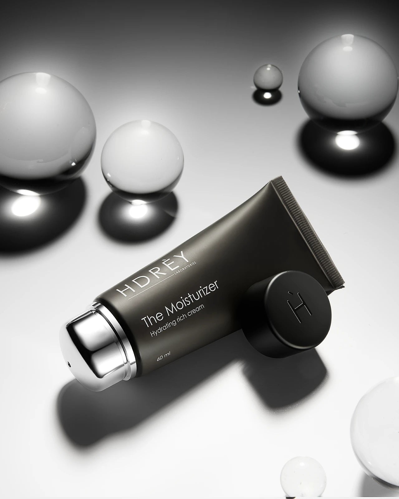 Moisturizing and regenerating rich cream with massager 60 ml